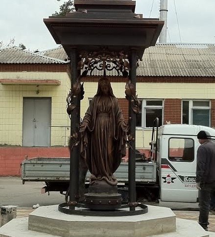 Декоммунизаторы повредили статую Божьей Матери