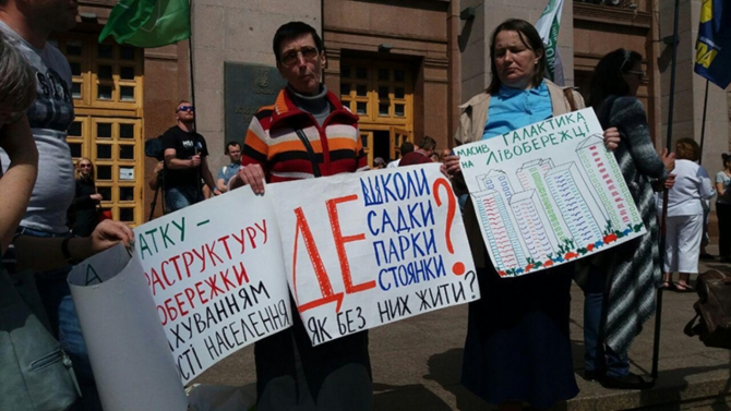 В Киеве активисты требуют голову Кличко
