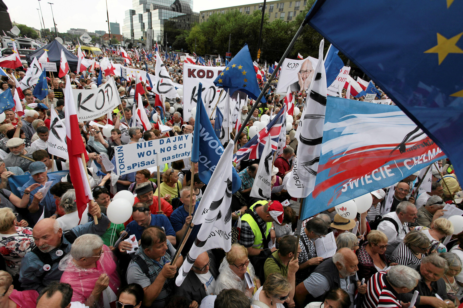 Народ Польши выступил против правительства