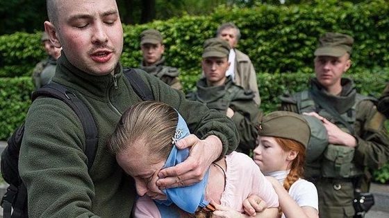 Женщина с девочкой, на которых 9 мая в Киеве напал неонацист, приехали в Крым