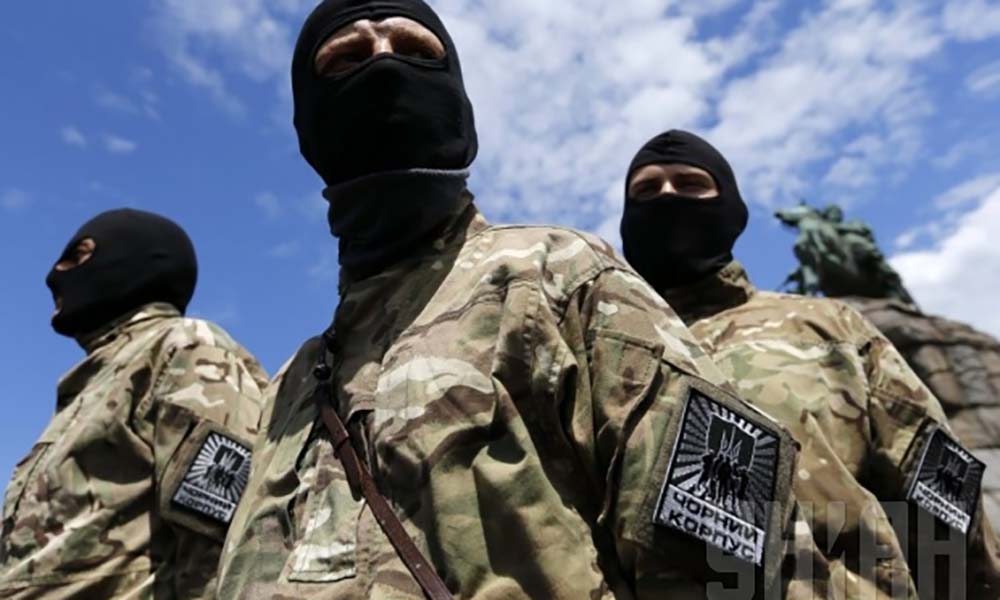 Боевики «Азова» травили людей газом в центре Киева Боевики «Азова» травили людей газом в центре Киева