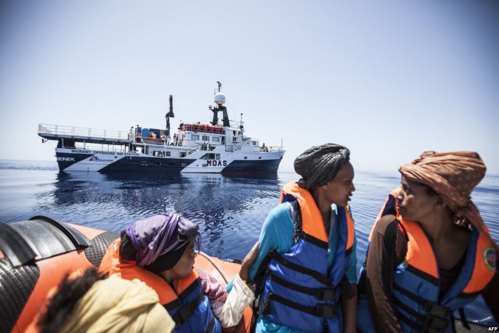 Итальянские власти за три дня вытащили из моря три тысячи беженцев