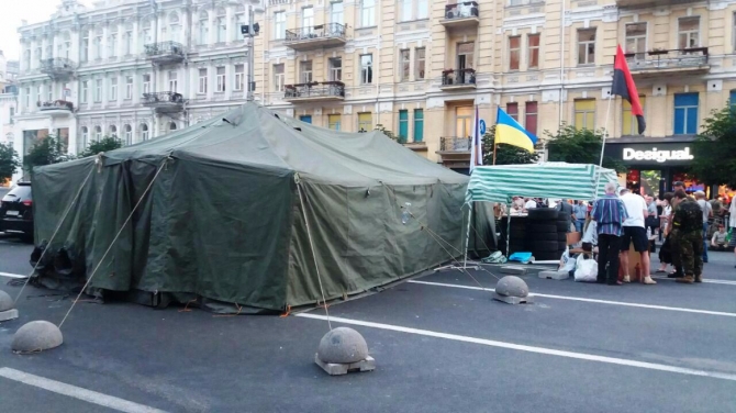 Коктейли Молотова и боевики: как Киев уступил давлению националистов