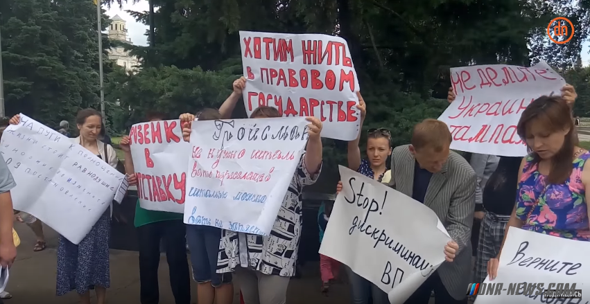 Переселенцы в Киеве дарят чиновникам очки, чтобы те лучше видели их проблем Переселенцы в Киеве дарят чиновникам очки, чтобы те лучше видели их проблем