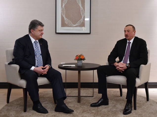 Обещания и ни слова о Путине: как Порошенко к Алиеву съездил Обещания и ни слова о Путине: как Порошенко к Алиеву съездил