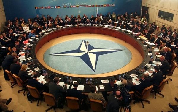 НАТО продолжает делать из России мифическое зло