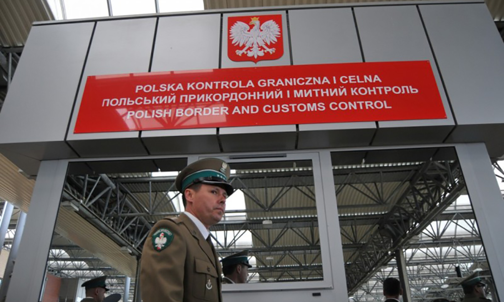 Меры безопасности: Польша закрыла границу для украинских мигрантов