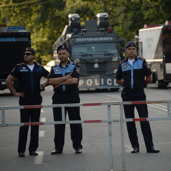 Теперь Ереван: Вооруженные люди захватили здание полиции в Ереване