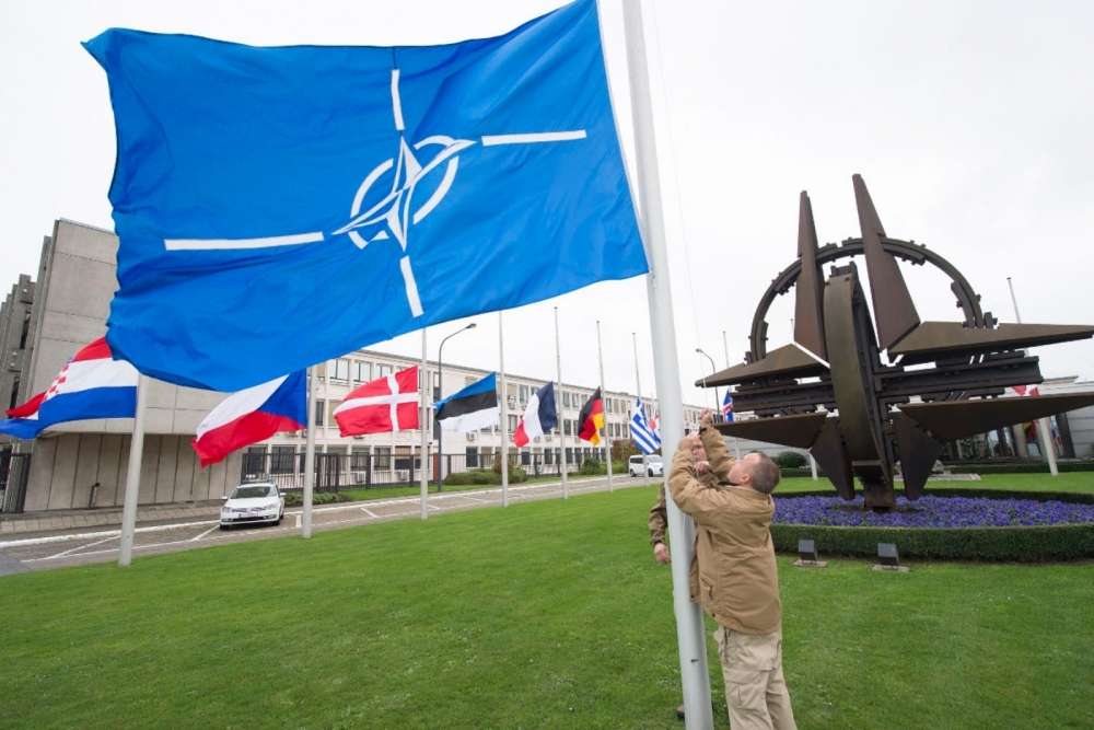 В отношениях с НАТО России нужно выдержать паузу