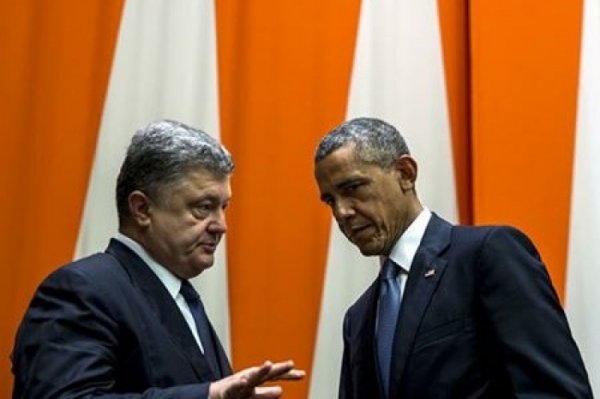 «Украина ничего не должна Обаме»: Порошенко кладет батончик «Рошен» на черного господина