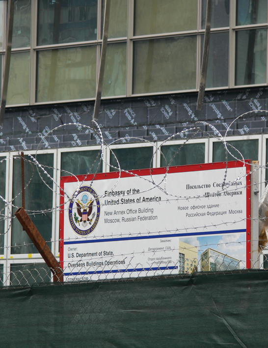 Американское посольство готовится к уличным боям в Москве?