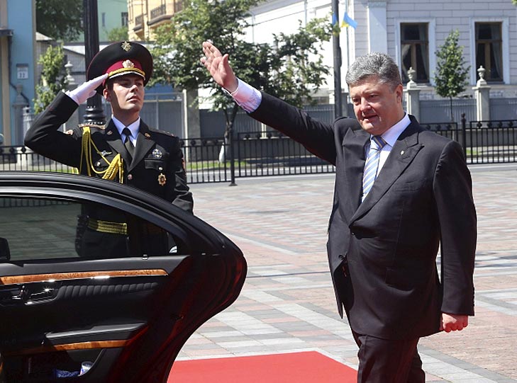 Мариупольцы отказались отвечать на приветствие Порошенко
