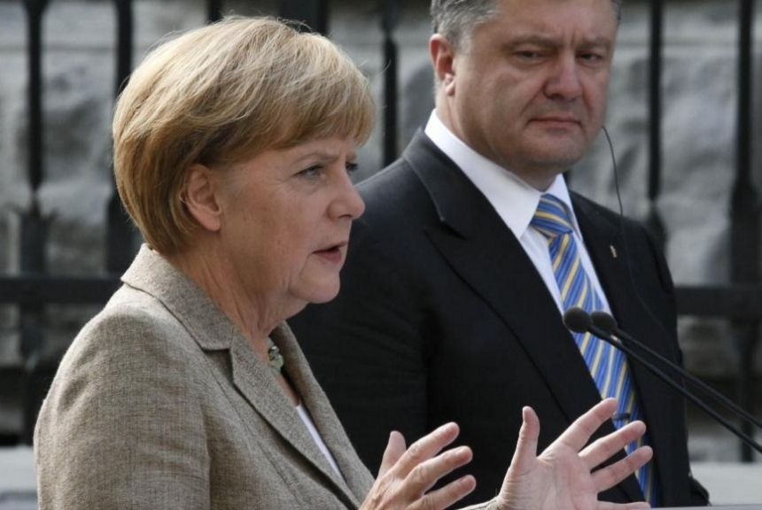 Порошенко в роли «Педрилло»: придворный шут фрау Меркель