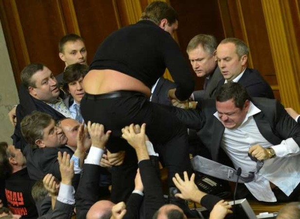 Зачем России парламентаризм – если депутаты воюют только за себя и за свое?