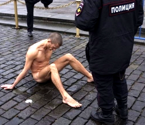 Кровавый перформанс Павленского: на гастролях «художника» в Одессе умер охранник Кровавый перформанс Павленского: на гастролях «художника» в Одессе умер охранник