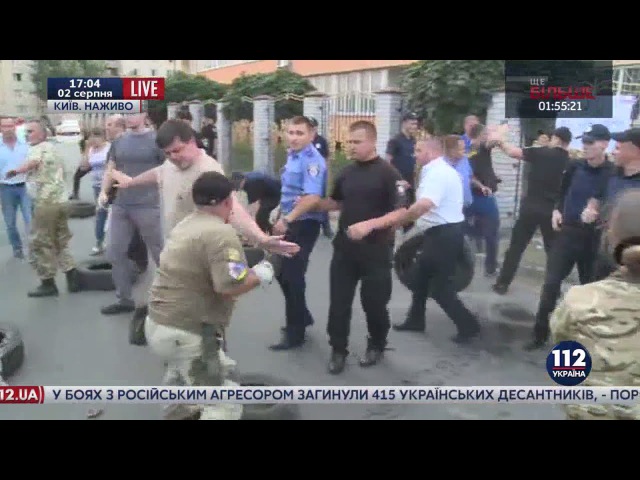В Киеве в полицию летят покрышки, силовики применяют слезоточивый газ В Киеве в полицию летят покрышки, силовики применяют слезоточивый газ