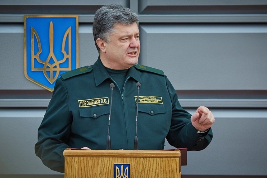 Украинцы требуют лишить Порошенко статуса Верховного главнокомандующего