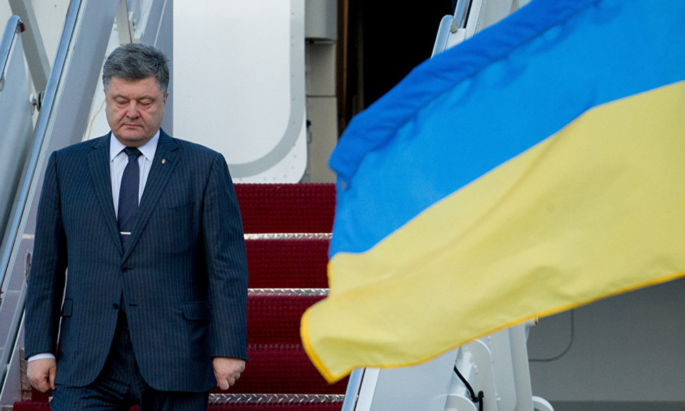 Порошенко признал сложность возвращения флага Украины в Донбасс и Крым Порошенко признал сложность возвращения флага Украины в Донбасс и Крым