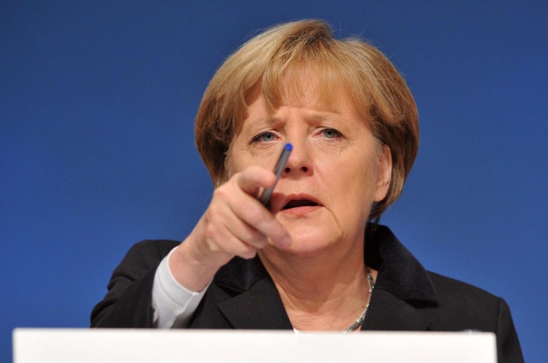 Меркель выступила против снятия экономических санкций с России