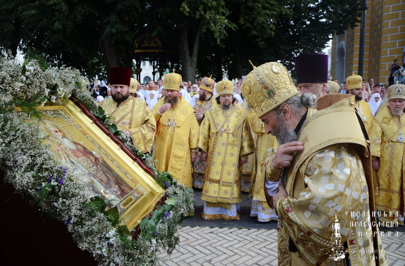 Украина осенила себя Крестным ходом