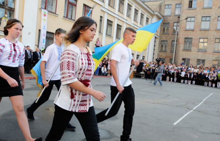 На Украине декоммунизировали школьную линейку
