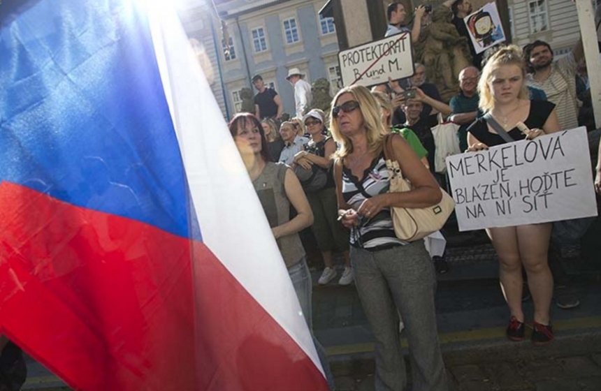 Прага не желает кланяться Берлину: почему чехи резко возненавидели Меркель