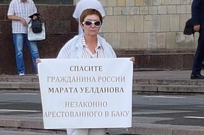 Пикет с целью вызволить из Баку россиянина, проходит перед зданием МИД РФ