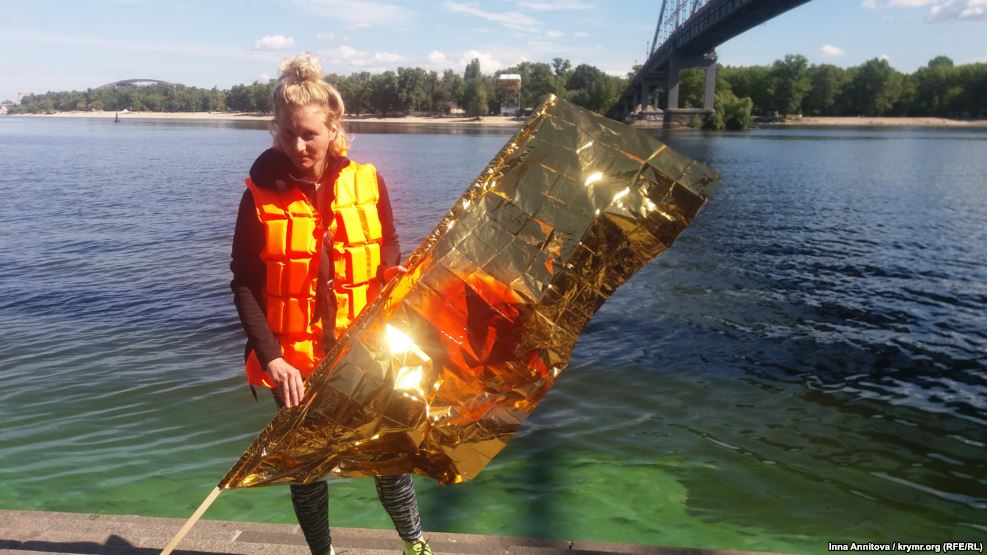 Крымская художница в Киеве представила акцию «Плот Крым» Крымская художница в Киеве представила акцию «Плот Крым»
