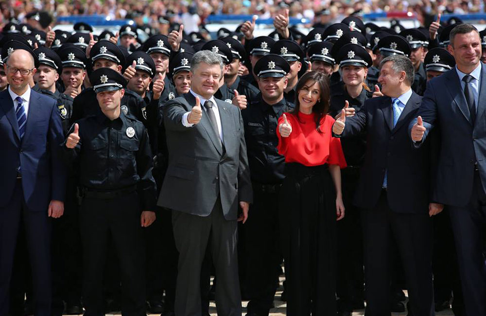 В беде — не сробеет, — спасет… В беде — не сробеет, — спасет…