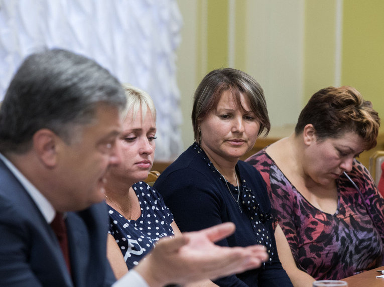 Матери и жены плененных украинцев заставили Порошенко пойти на компромисс
