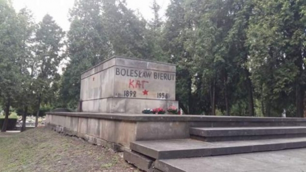 Генпрокурор Польши разрешил осквернять «неправильные» могилы