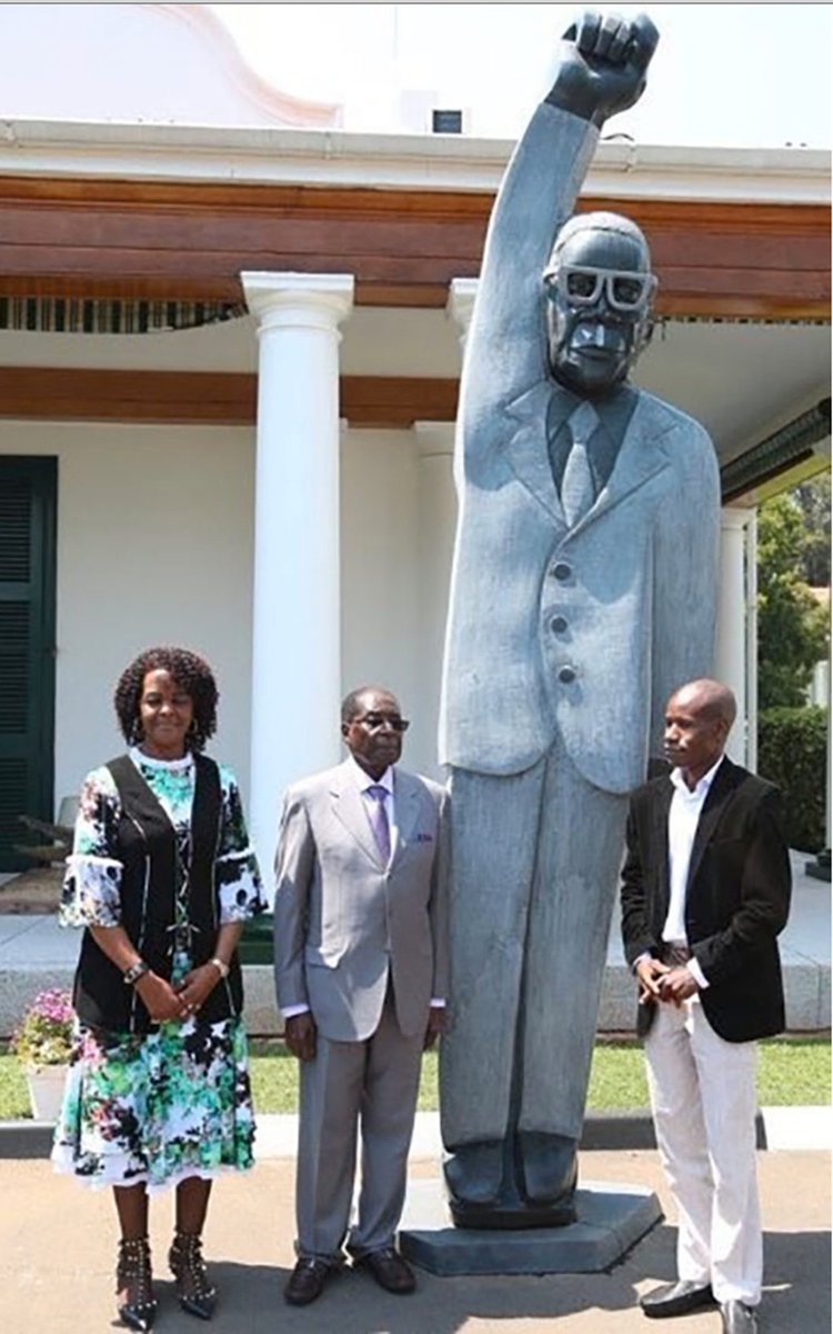 Роберт Мугабе установил памятник самому себе