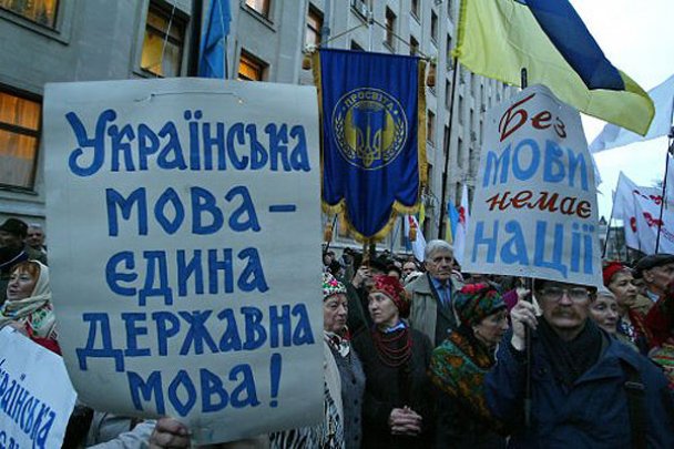 Могила исправит: в Киеве предлагают избивать русскоязычных людей палками