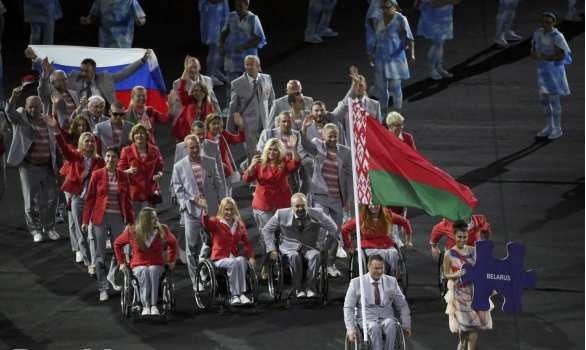 Белорусские паралимпийцы пронесли флаг России на открытии игр