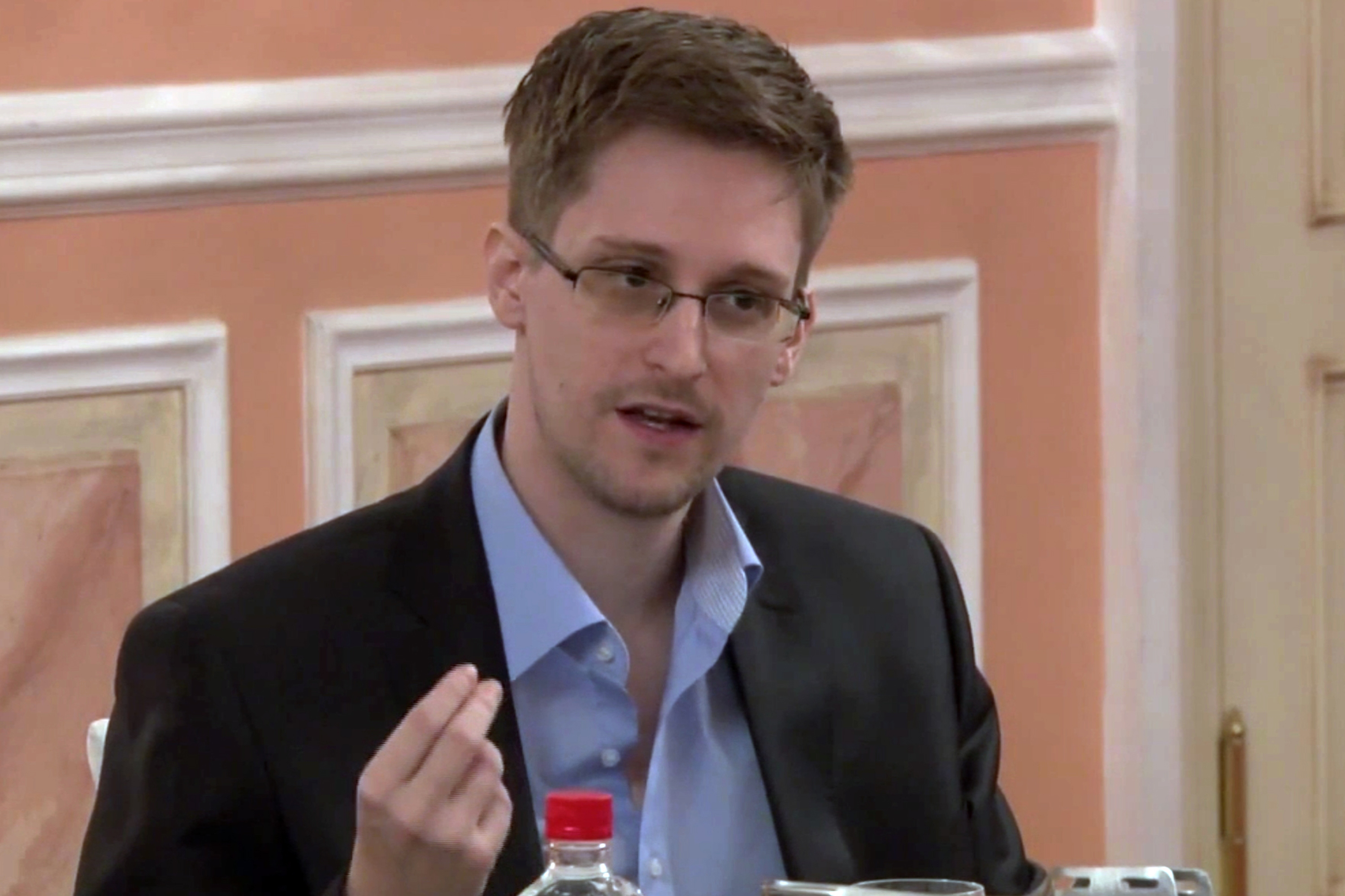Сноуден пообещал уехать из России