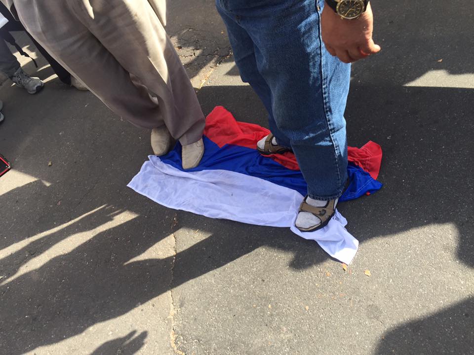Акция в Киеве: "Вытри ноги о Российский флаг"