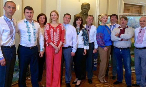 Заправленные в брюки вышиванки у депутатов Рады: патриотизм заменяет этикет