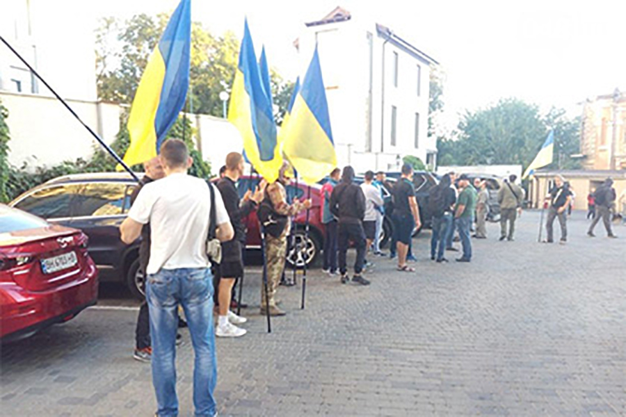 Украинские националисты закидали одесский кинотеатр зеленкой