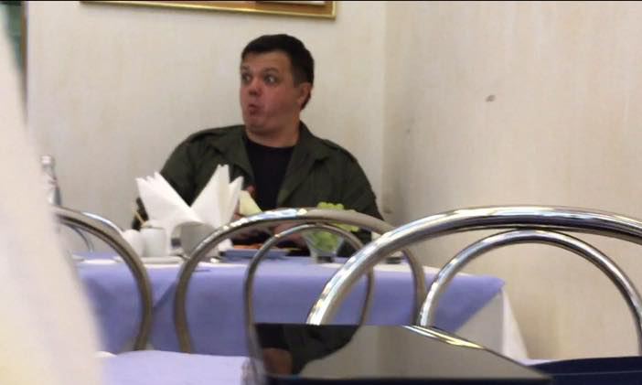 Сеть насмешили снимки Семенченко, уплетающего креветки в Верховной Раде