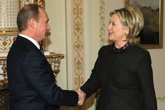 Хакеры по телефону: Хиллари Клинтон объявит России кибервойну