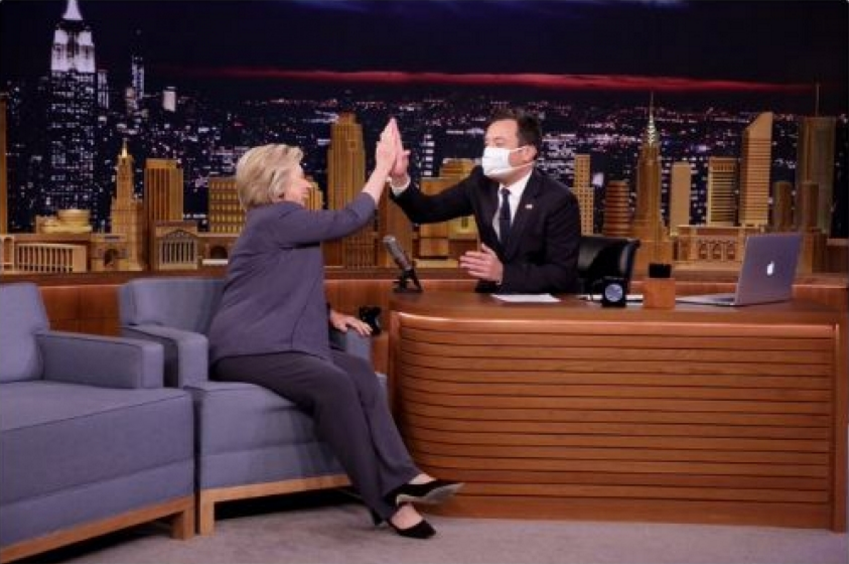 Клинтон высмеяли в прямом эфире: ведущий смутил зрителей медицинской маской