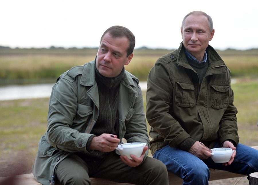 Путин и Медведев попробовали уху вместе с рыбаками на озере Ильмень