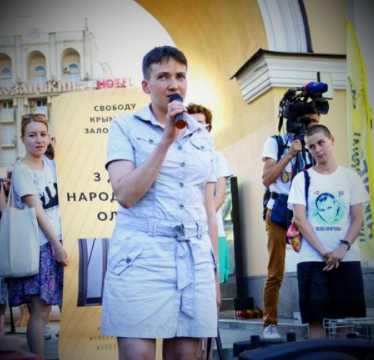 Савченко в коротком платье шокировала Украину своими ногами