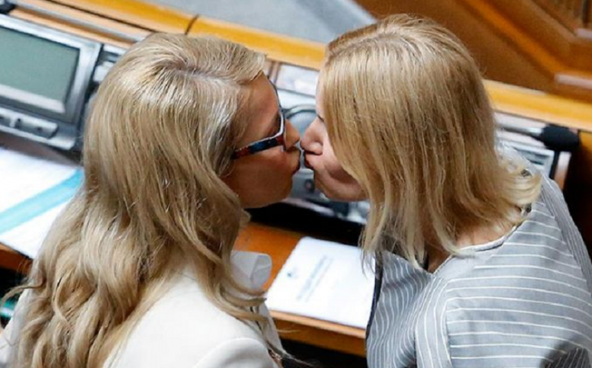 «Чур, без языка»: поцелуй Тимошенко в Раде стал предметом ехидных насмешек