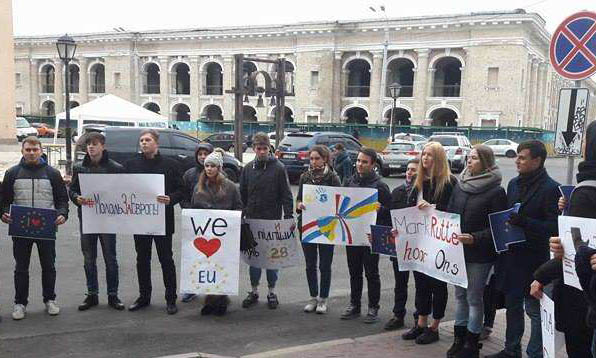 Киевский Майдан: возле посольства Нидерландов народ требует взять его в ЕС