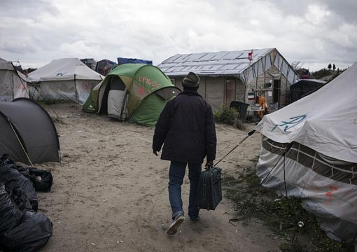ООН расселила почти 2 тысячи беженцев лагеря в Кале по всей Франции