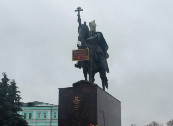 Россияне пришли в ярость из-за нового скандала с памятником Грозному Россияне пришли в ярость из-за нового скандала с памятником Грозному