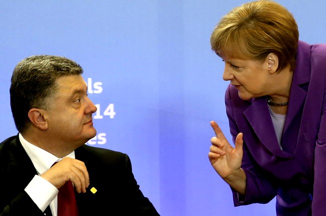 Меркель начала воспитывать Порошенко в присутствии Путина Меркель начала воспитывать Порошенко в присутствии Путина