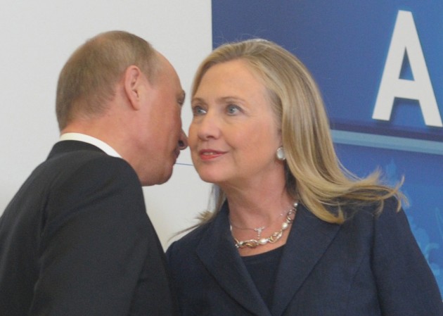 Политтехнологи Клинтон: Путин контролирует ФБР