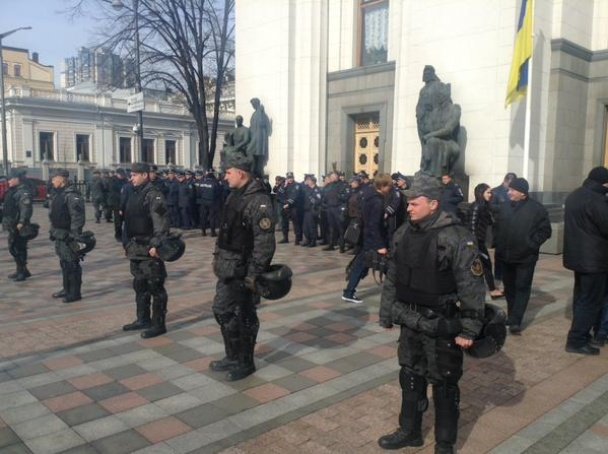 В день голосования по отмене безвиза с Россией в Киеве усилили охрану ВР